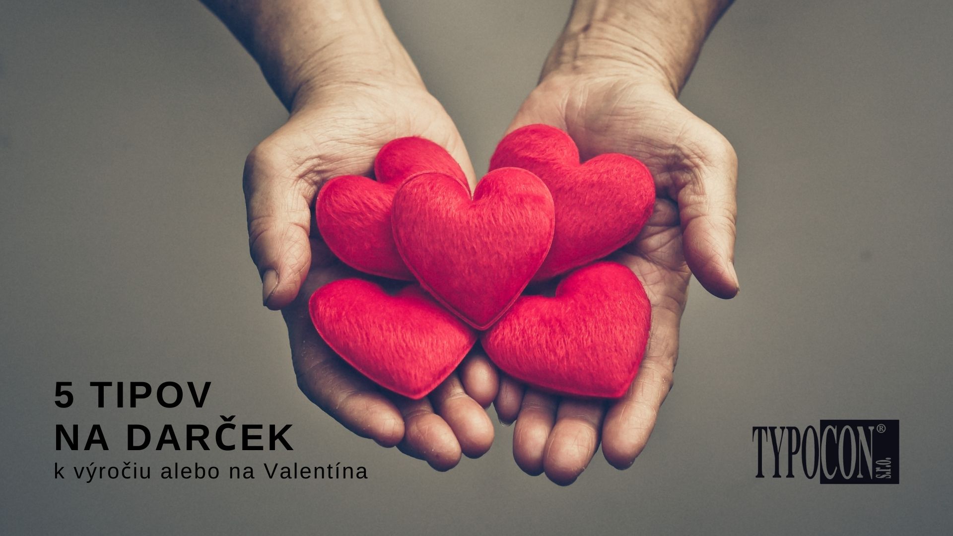 Valentínsky dar v podobe Spotify plakety, ktorý drží vrukách žena na fotke.