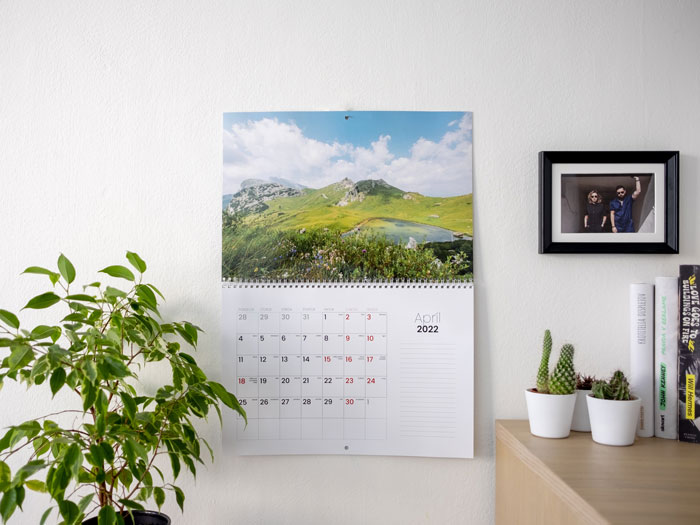 Kalendar na stene s fotkou prirody.