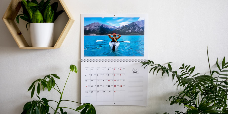 Kalendar na stene s fotkou kayaku na vode