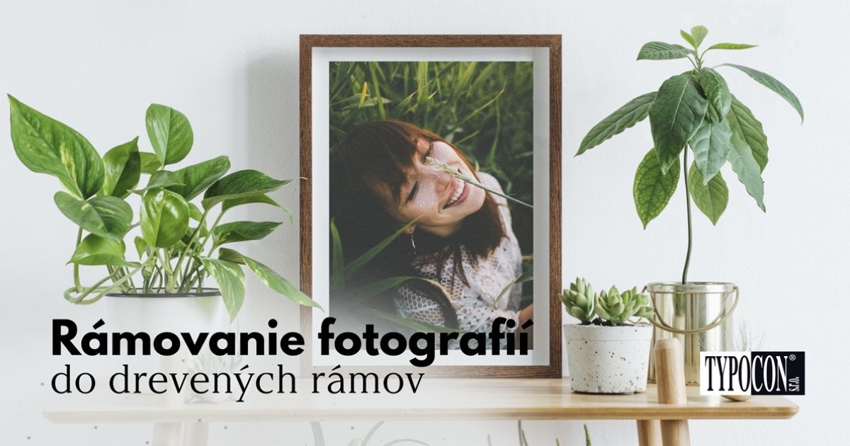 Foto portrét ženy v drevenom ráme na stole s rastlinami