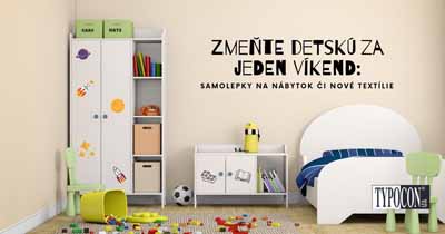 Zobrazenie detskej izby, na zemi lego v pravo postel so stoličkou a v ľavo skriňa polepená samolepkami. Logo Typocon a názov článku.
