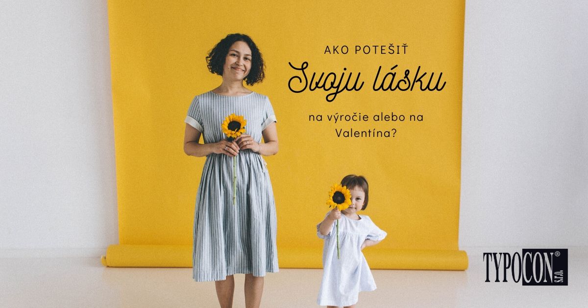 Matka s dcerou drzia kvet pred zltou plachtou. Nazov clanku: Ako potešiť svoju lásku na výročie alebo Valentína? Typocon