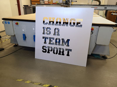 vyfrezovany napis: Change is a team sport. z PVC plastu